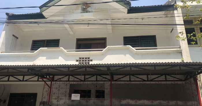 Bangunan OYO Life 2678 Manyar Guest House