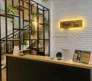 Lobby 2 Urbanview Hotel Medio Inn Palu by RedDoorz