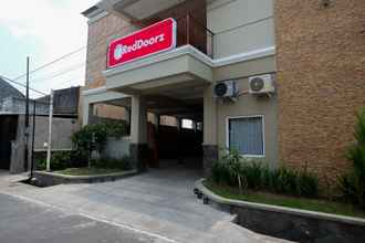 Exterior 4 RedDoorz Syariah @ Klodran Solo