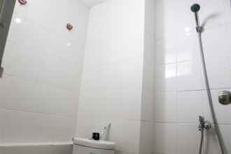 In-room Bathroom 4 Best Strategic Studio Apartment at Bassura City By Travelio