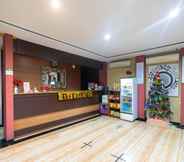 Lobby 2 RedDoorz @ Kutisari Surabaya