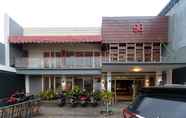 Luar Bangunan 3 RedDoorz @ Kutisari Surabaya