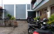 Exterior 6 RedDoorz @ Kutisari Surabaya