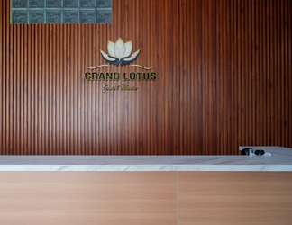 Lobi 2 Urbanview Grand Lotus Hotel by RedDoorz