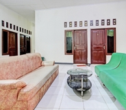 Lobi 7 OYO 93208 Guest House Cemara 2