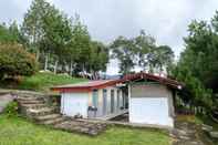 Toilet Kamar Hilltop Camp by TwoSpaces, Lembang