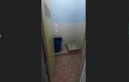 In-room Bathroom 5 Villa Intan Palembang