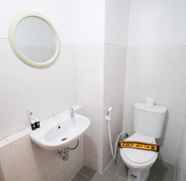 Toilet Kamar 4 Tidy and Simple Studio Apartment at Suncity Residence By Travelio