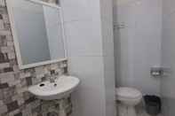 In-room Bathroom ARIMBI GUEST HOUSE