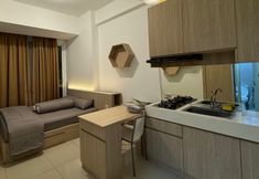 Phòng ngủ 7 Treepark Serpong Apartment by KakaRama Room