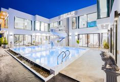 สระว่ายน้ำ 3 Dolla Villa Pattaya