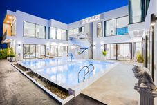 สระว่ายน้ำ Dolla Villa Pattaya