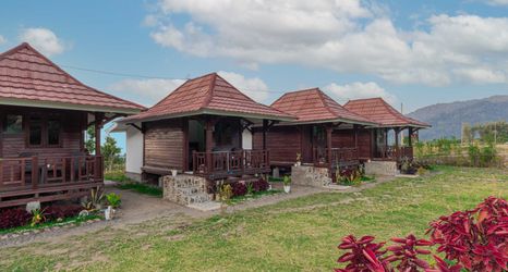 Bên ngoài 2 Bale Gantar