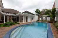 Swimming Pool Urbanview Hotel De Breeze Kemang Jakarta by RedDoorz