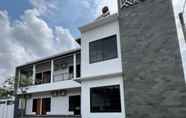 Exterior 3 Kaira Room Guest House Syariah Redpartner