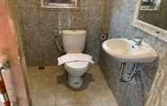 Phòng tắm bên trong 6 Giri Krisna Guest House