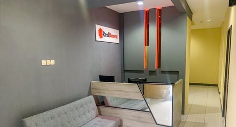 Lobby 2 RedDoorz @ Balaraja Centre Plaza