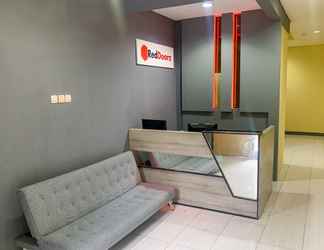 Lobby 2 RedDoorz @ Balaraja Centre Plaza