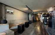Bar, Kafe, dan Lounge 7 Once in a Blue Moon Cafe & Hostel