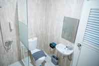 Toilet Kamar Elephant Inn and Suite Hotel by Sajiwa