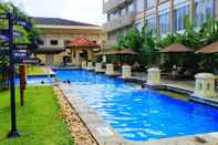 Kolam Renang TripleTree Hotel & Resort Bukittinggi
