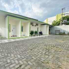 Exterior / Building 2 CBG INN RedPartner near Stasiun Solo Balapan, Punggawan Hotels