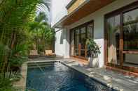 Swimming Pool Miles Villa