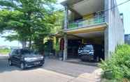 Exterior 3 RedDoorz Syariah near Bypass Krian