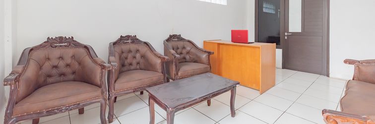 Lobi RedDoorz Syariah near Alun Alun Palimanan