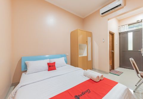 Bilik Tidur RedDoorz Syariah near Alun Alun Palimanan