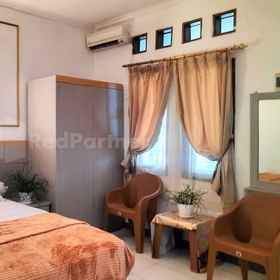 Bedroom 1 Rosa Luxury Jagakarsa RedPartner, Dededak's Basecamp (Nasi Jaha) Hotels