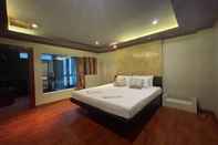 ห้องนอน Landmark Patong Hotel