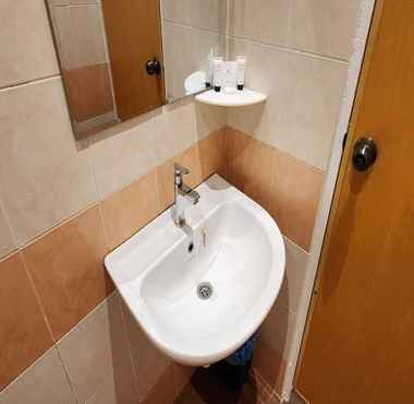 Toilet Kamar 2 Eighteen Guesthouse