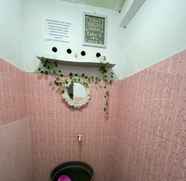 Toilet Kamar 4 LORENT HOSTEL SPH