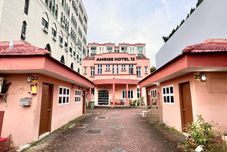 外部的 Amrise Hotel 12