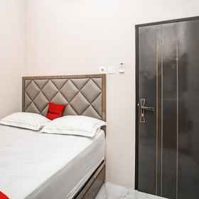 Bedroom 1 RedDoorz near Taman Bekapai 3 Balikpapan, Bank BRI ATM - DOME 酒店