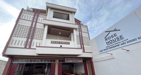 Exterior 2 RedDoorz @ Rose House Simpang Pemda Medan Selayang