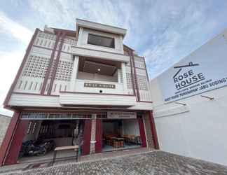 Exterior 2 RedDoorz @ Rose House Simpang Pemda Medan Selayang