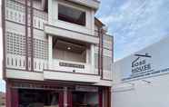 Exterior 4 RedDoorz @ Rose House Simpang Pemda Medan Selayang