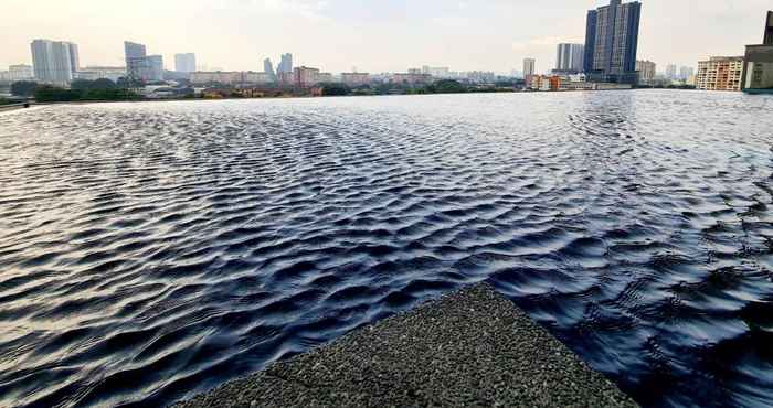 Kolam Renang Koi Kinrara Suite Apartment