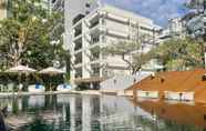 Hồ bơi 6 Floral Court Hotel & Residence