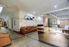 Lobby 2 Family Residence Mitra RedDoorz