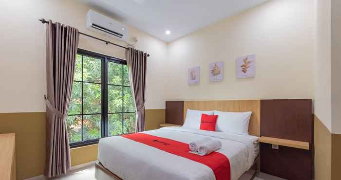 Bedroom RedDoorz Plus @ La Asiana Guest house