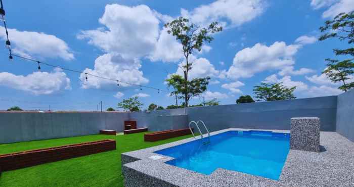 Swimming Pool Villa Calista