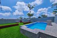 Swimming Pool Villa Calista