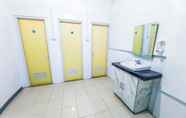 In-room Bathroom 7 Shooting Star Hostel Kuta Mitra RedDoorz