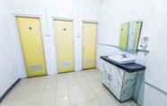 Toilet Kamar 7 Shooting Star Hostel Kuta Mitra RedDoorz