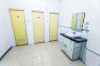 In-room Bathroom Shooting Star Hostel Kuta Mitra RedDoorz