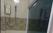 In-room Bathroom 6 SHRI DELHI DARBAR 