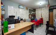 Lobi 3 RedLiving The Golf Apartement Modernland - Maria Room Tower Red